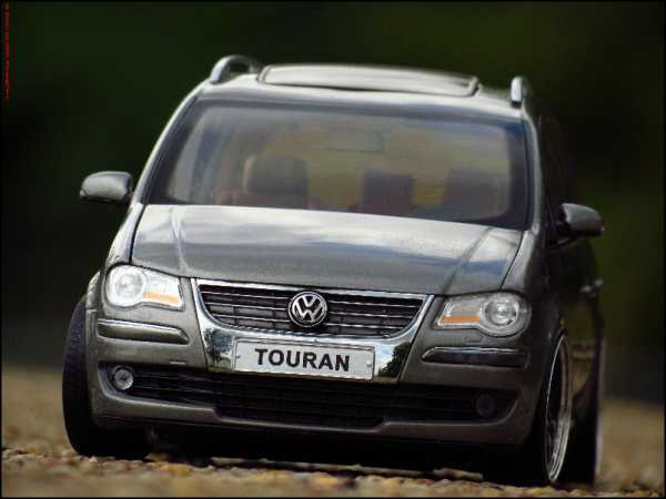 1:18 VW Touran 1T TDI - Stonegrau-Mettalic + BBS Alu-Felgen