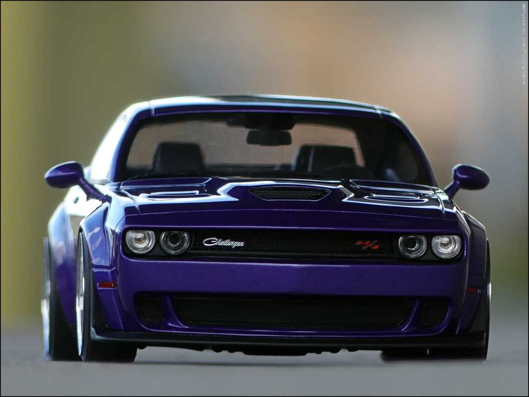 1:18 Dodge Challenger R/T Scat Paket Widebody-Plum Crazy