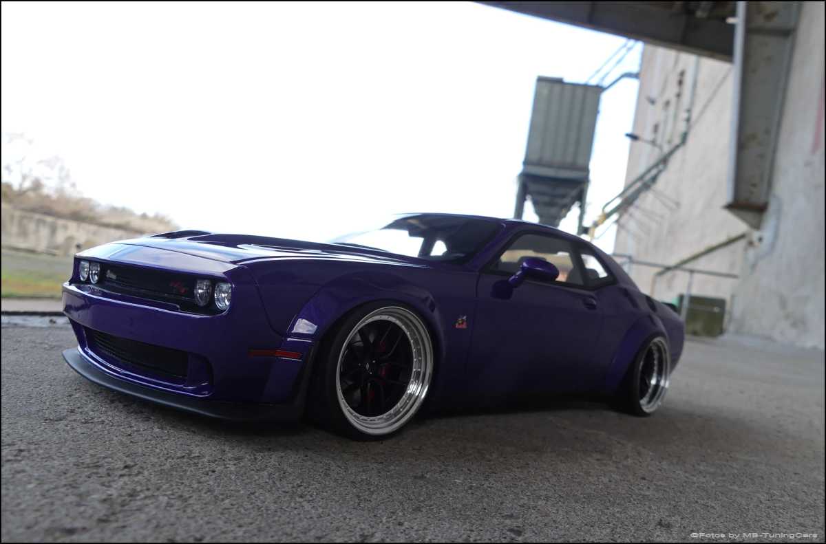 1:18 Dodge Challenger R/T Scat Paket Widebody-Plum Crazy